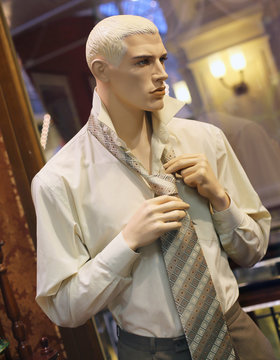 image of male mannequins in the Mall