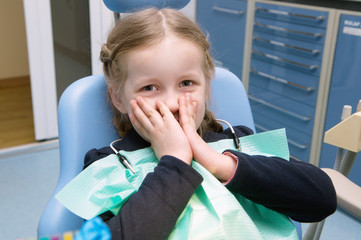 The little girl afraid in the dental clinic - 76141303