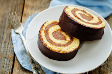 roll with chocolate cream