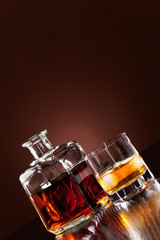 Fototapeta na wymiar Whisky im Glas mit Eiswürfel