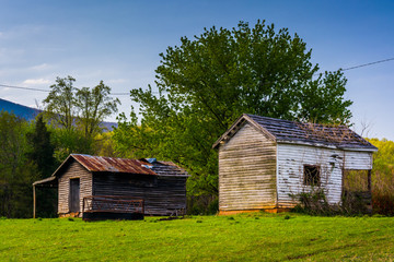 Obraz premium Old farm buildings in the Shenandoah Valley, Virginia.