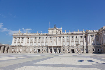 Fototapeta na wymiar Tourists near the Royal palace, Madrid
