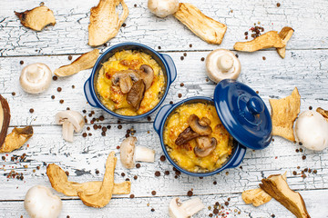 Moshroom casserole in a blue ceramic pot