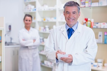 Fototapeta premium Farmaceuta i jego praktykant z założonymi rękami