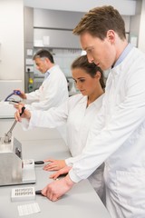 Obraz premium Team of pharmacists using press to make pills