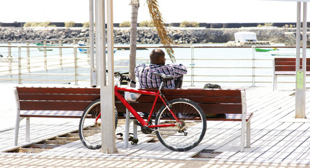 Hombre relajado en un parque de Arrecife, Lanzarote