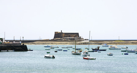 Obraz premium Puerto de Arrecife con castillo San Gabriel, Lanzarote
