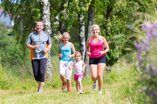 Familie beim Sport Jogging durch Feld 