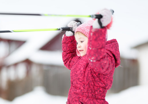 child goes skiing