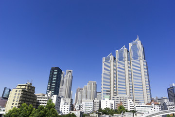 Fototapeta na wymiar 快晴青空の新宿高層ビル街