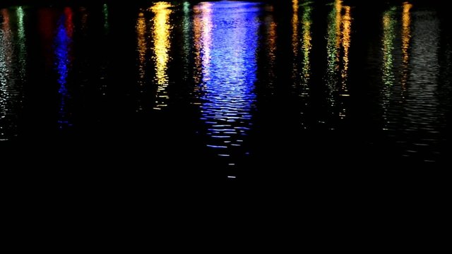 Urbane Reflexion im Wasserspiegel