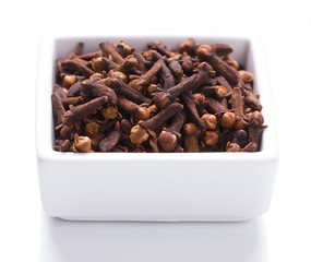 cloves in small bowl