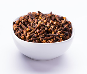 cloves in small white bowl