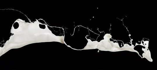 Abwaschbare Fototapete Milchshake fliegende Spritzmilch isoliert auf schwarzem Hintergrund