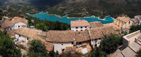 Fototapeta na wymiar Guadalest Castle village with picturesque blue lake