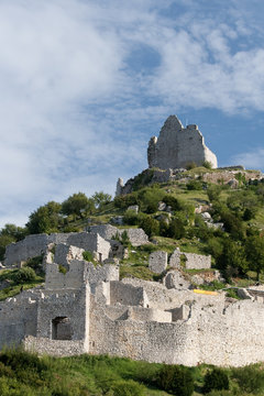 Les ruines du château de Crussol en Ardèche