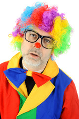 Unrasierter Clown mit Brille und Perücke