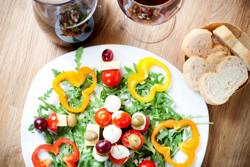 Salat aus Käse-Spießen mit Brot und Rotwein