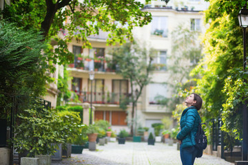 Fototapeta na wymiar Young girl walking in Paris