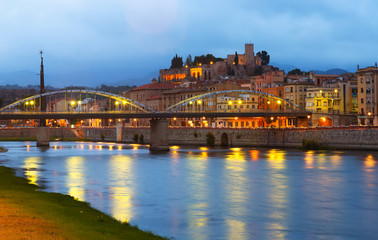 Obraz premium Evening view of Ebro with bridge and Suda Castle in Tortosa