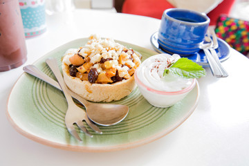 apple crumble with whipped cream