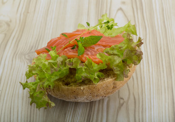Salmon sandwich with thyme