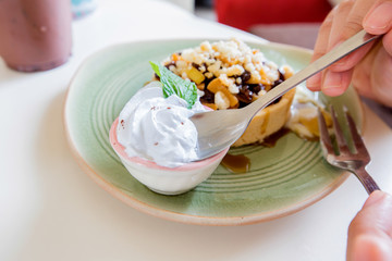 apple crumble with whipped cream
