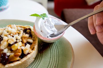 apple crumble with whipped cream