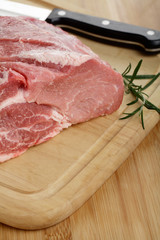 Frischer Schweinenacken auf Holzbrett