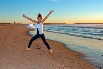 Obraz premium Leaping and bounding across the sandy beach