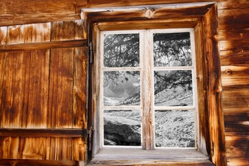 Landschaft in schwarz wei&szlig; im Holzfenster