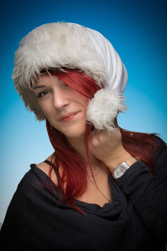 Портрет девушки в рождественском колпаке