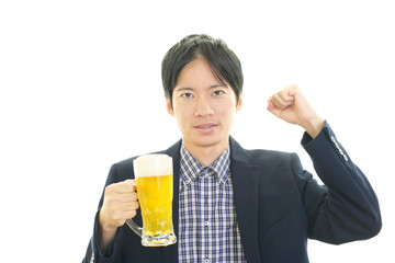 ビールを飲む男性