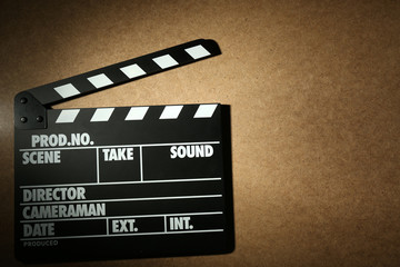 Obraz premium Movie clapper on wooden background