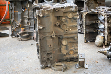 Obraz na płótnie Canvas Old machine parts in second hand machinery shop