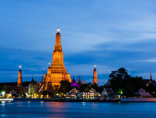 Fototapeta premium Wat Arun, The Temple of Dawn, at twilight, Bangkok, Thailand