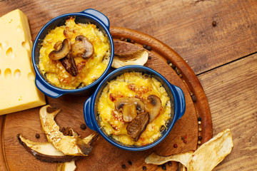 Moshroom casserole in a blue ceramic pot
