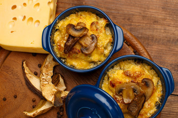 Moshroom casserole in a blue ceramic pot