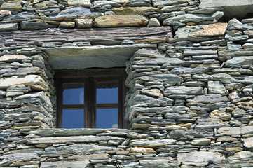 fenêtre sur façade en pierre
