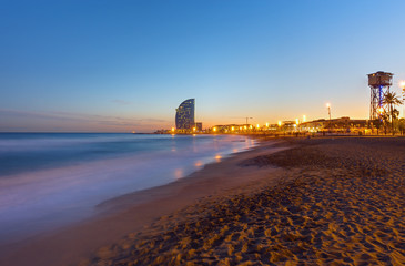 Strand in Barcelona bei Sonnenuntergang