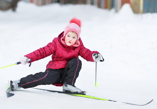 child goes skiing