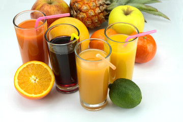 verres de jus de fruit