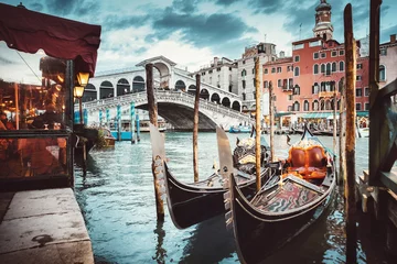 Fotobehang Klassiek uitzicht op de Rialtobrug - Venetië © Stillkost
