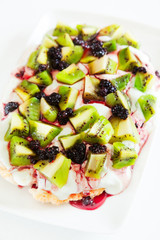 Pavlova with kiwi and berries