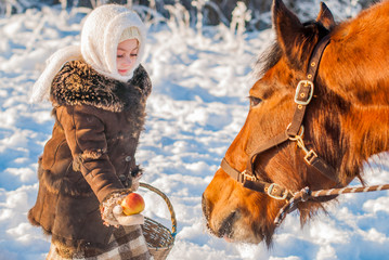 Девочка и лошадь в зимний день - obrazy, fototapety, plakaty