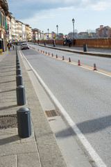 Strada urbana traffico, birilli, corsie, prospettiva