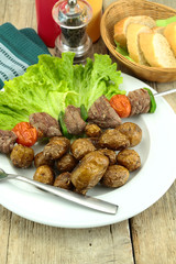 brochettes de boeuf et pommes de terre