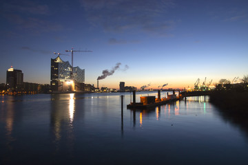 Fototapeta na wymiar Hamburger Hafen mit Elbphilharmonie, Deutschland