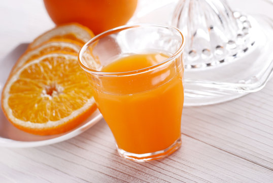 succo di arancia nel bicchiere di vetro con frutta intorno