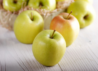 mele golden nella ciotola di legno